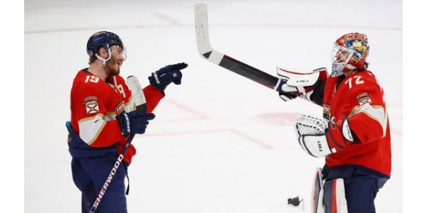 La camaraderie entre les gardiens des Panthers de la Floride Sergei Bobrovsky et Alex Lyon